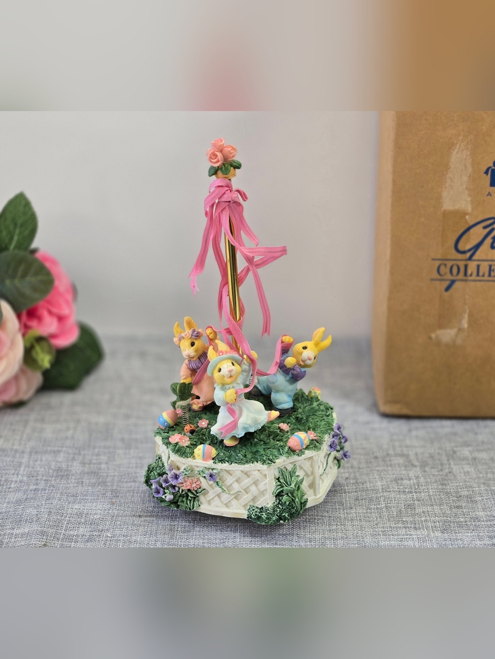 Vintage Avon 1998 Bunnies Easter Maypole music April Showers 8-1/2" tall W Box